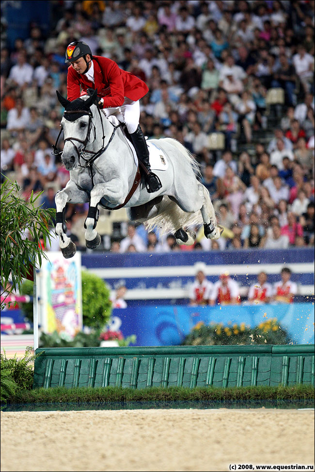 http://www.equestrian.ru/photos/photoreport2008/08_oi/jumping/q2/KSHT5410_kutcher_mark_corne.jpg