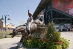 Скульптурное изображение Брюса Дэвидсона, победителя Кубка Rolex, на лошади Игл Лайон у входа на главный стадион Rolex