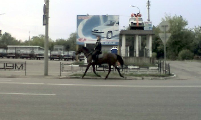 по городу.сзади еще 2ое рысили.