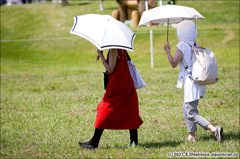 Японцы спасаются от жары под зонтами. В магазинах есть отдельно зонты от солнца и отдельно зонты от дождя. Хотя зрителей на кросс не допускали, народа было достаточно, чтобы ощутимо подбадривать спортсменов.