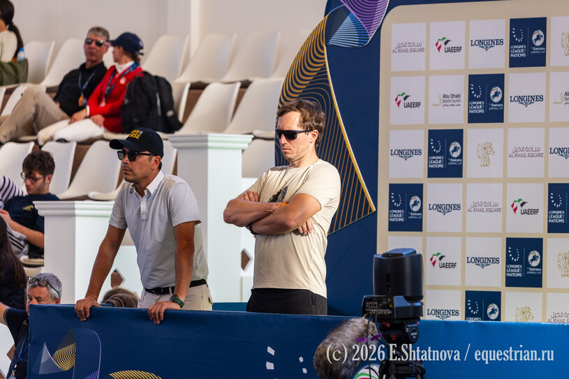 Неретникс Кристапс , Kurbanov Bekzod наблюдают за ездой Абдурахмона Абдуллаева (Узбекистан)