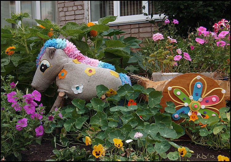 Вот такая цветочная лошадка из мешковины "пасётся" на клумбе у детского садика моей дочери)) Д/с №25, г. Ижевск