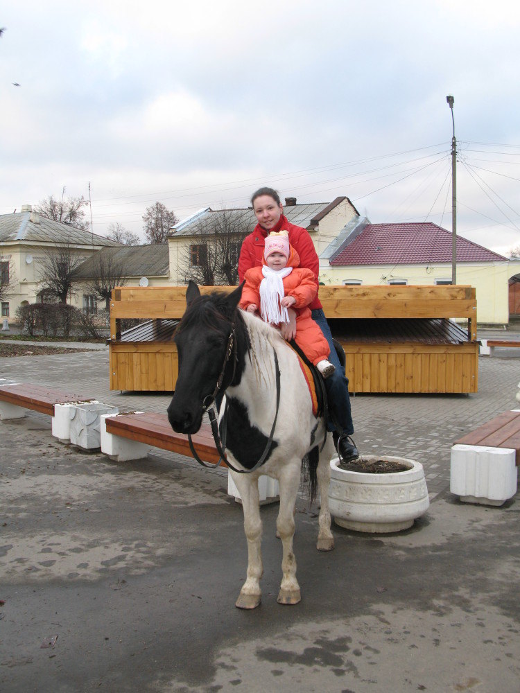 Я и моя дочь (1г 7 мес), которая впервые в жизни села на лошадь, чему была невероятно рада!!!
