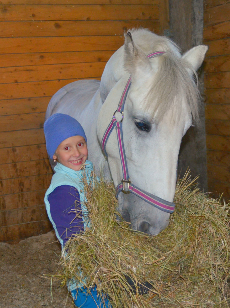 Моя сестра Даша и лошадь по кличке Легенда,фото на школный конкурс "Мы в ответе за тех,кого приручили"