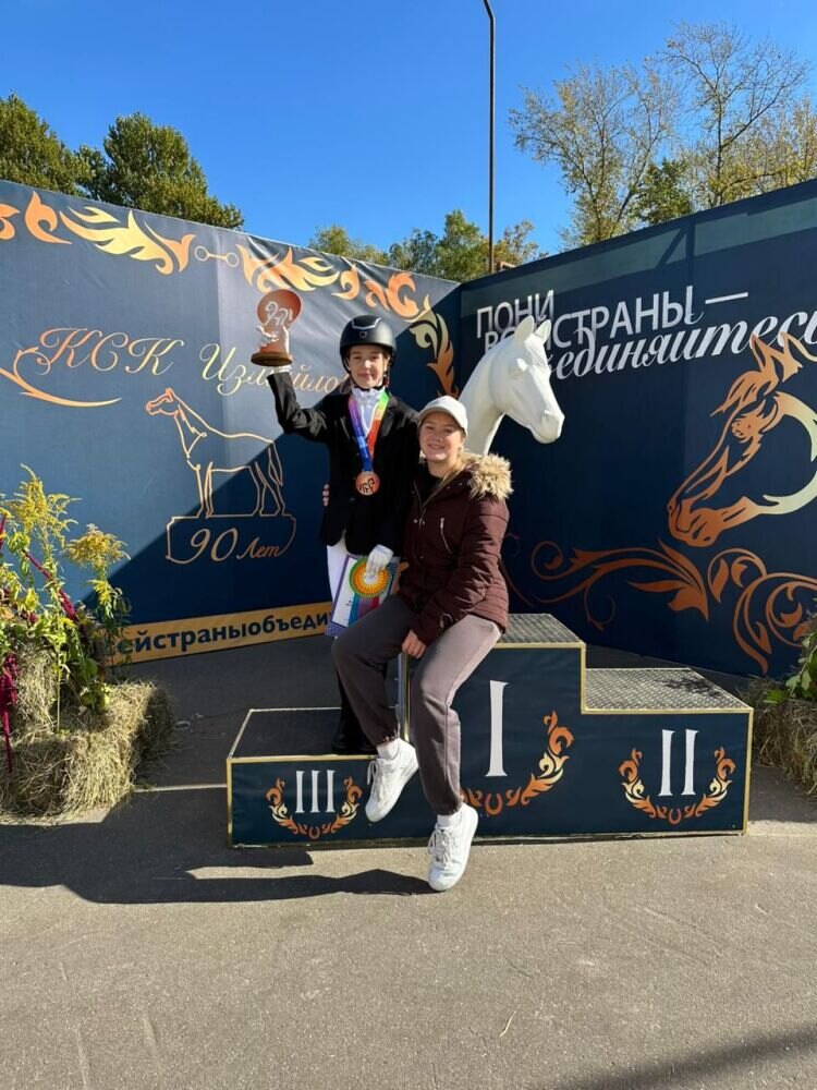 Сухнева Марина Сергеевна Тренер-преподаватель в КСК "Измайлово"  Основное образование высшее. Диплом о профессиональной переподготовке от 05.07.2025 Квалификация Тренер-преподаватель по конному спорту. Стаж 5 лет.