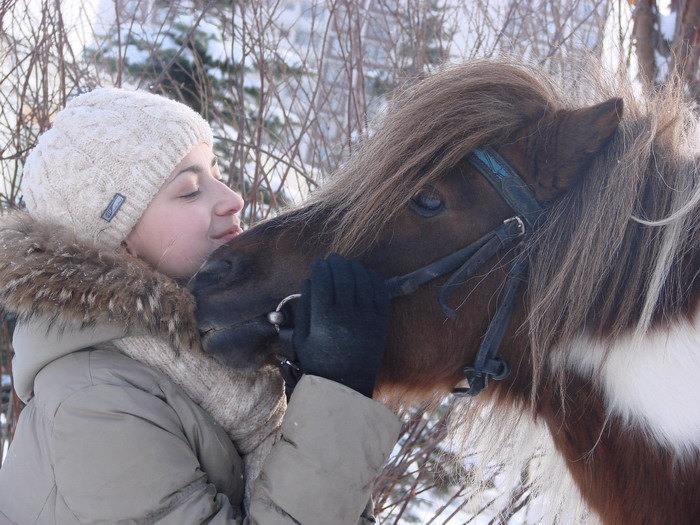Лена и шетлендский пони Туз. Зима 2007