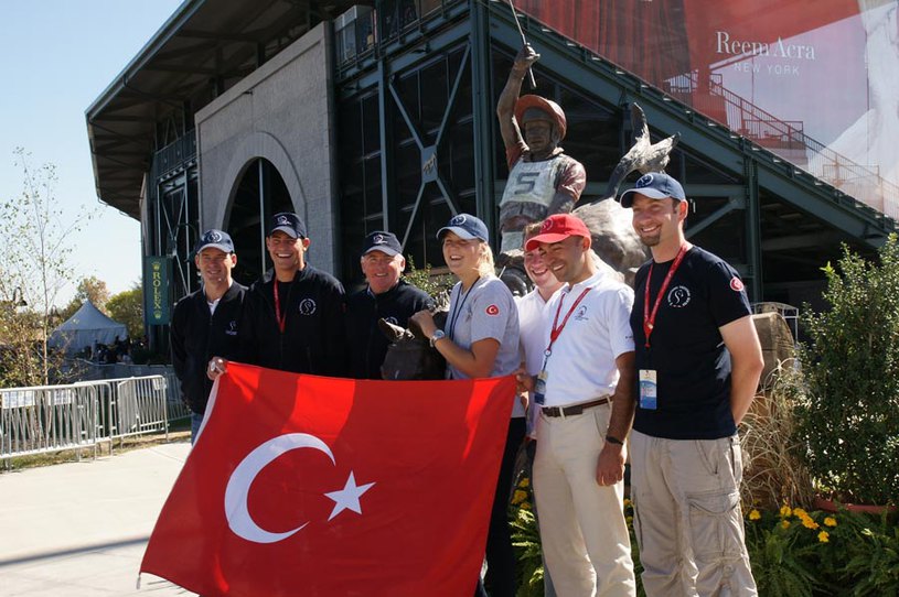 Команда Турции по конкуру и выездке у памятника Брюсу Дэвидсону