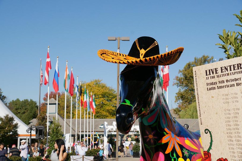 Скульптура лошади, декорированная в мексиканском стиле, у входа на ярмарку конноспортивного снаряжения в конном парке Кентукки