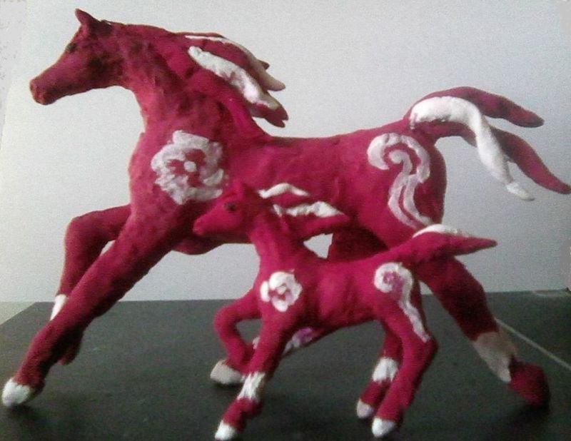 лошадь с жеребенком, материал бархатная глина 