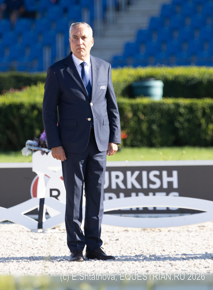Президент FEI Ингмар де Вос на церемонии награждения