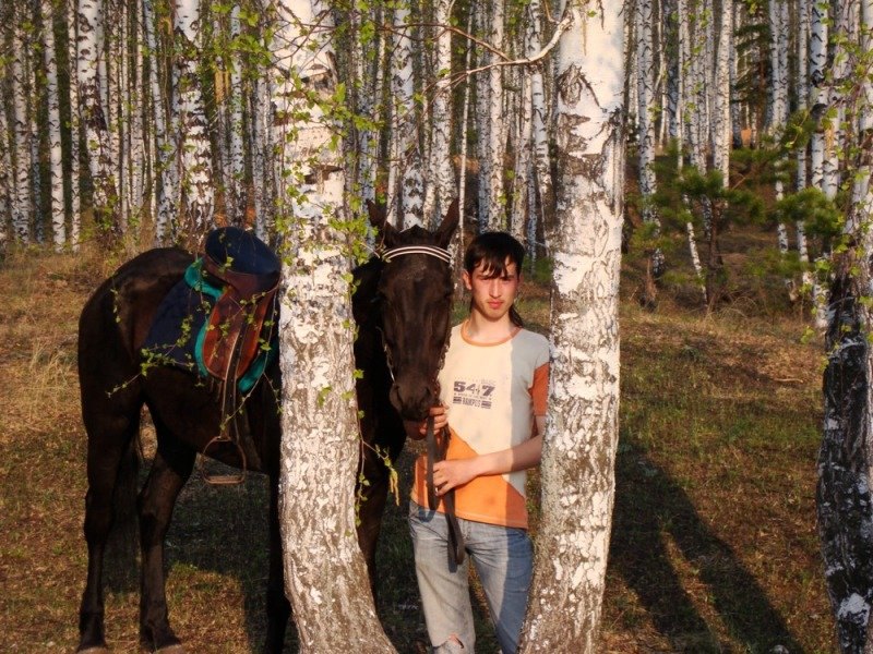 Приятно иногда погулять с лошадкой по лесу!Не правда ли?