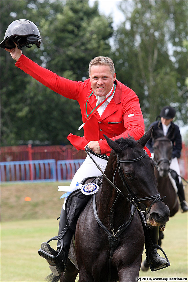 http://www.equestrian.ru/photos/photoreport2010/07_cci_minsk/KSHT0060nagr_2stars.jpg