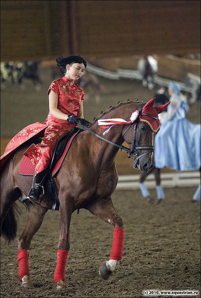 Верховая езда стоя. Фестиваль лошадей. Развивающая верховая езда. Девушки на бархатном платье на конный фестиваль.