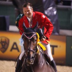 Эрик Ламаз и Хикстед. Хикстед был признан лучшей конкурной лошадью турнира, а в паре со своим всадником он выиграл бронзу. Поэтому на круге почета Хикстед был декорирован двумя розетками.
