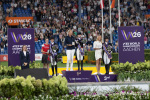 Всадники и владельцы лошадей на подиуме чемпионата мира