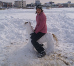 С серьезным видом сижу на снег-лошадке