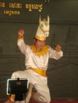 Шоу кхмерских национальных танцев. Танцор изображает коня.