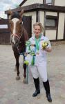 На Летнем празднике конкура в КСК Белая дача 13.06.2021 г. Громова Зоя на лошади по кличке Глория победила в соревнованиях с препятствиями высотой до 80 см и 90 см.