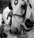 девочка, которая любит лошадок и большая лошадка, которая полюбила девочку:)